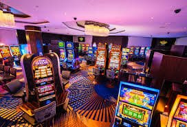 Studio dealer langsung ligautama dengan meja blackjack dan roulette HD
